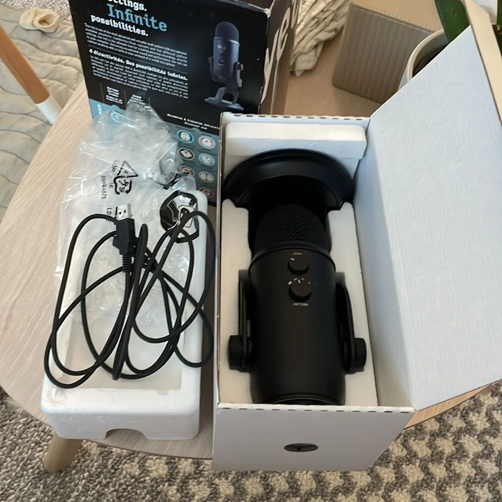 Yeti blackout professional microphone